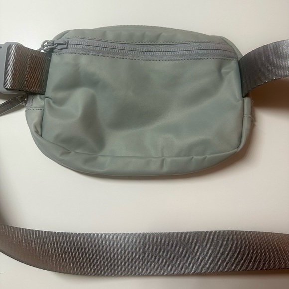 EUC Lululemon Everywhere Belt Bag 1L - Silver Drop - Picture 7 of 9